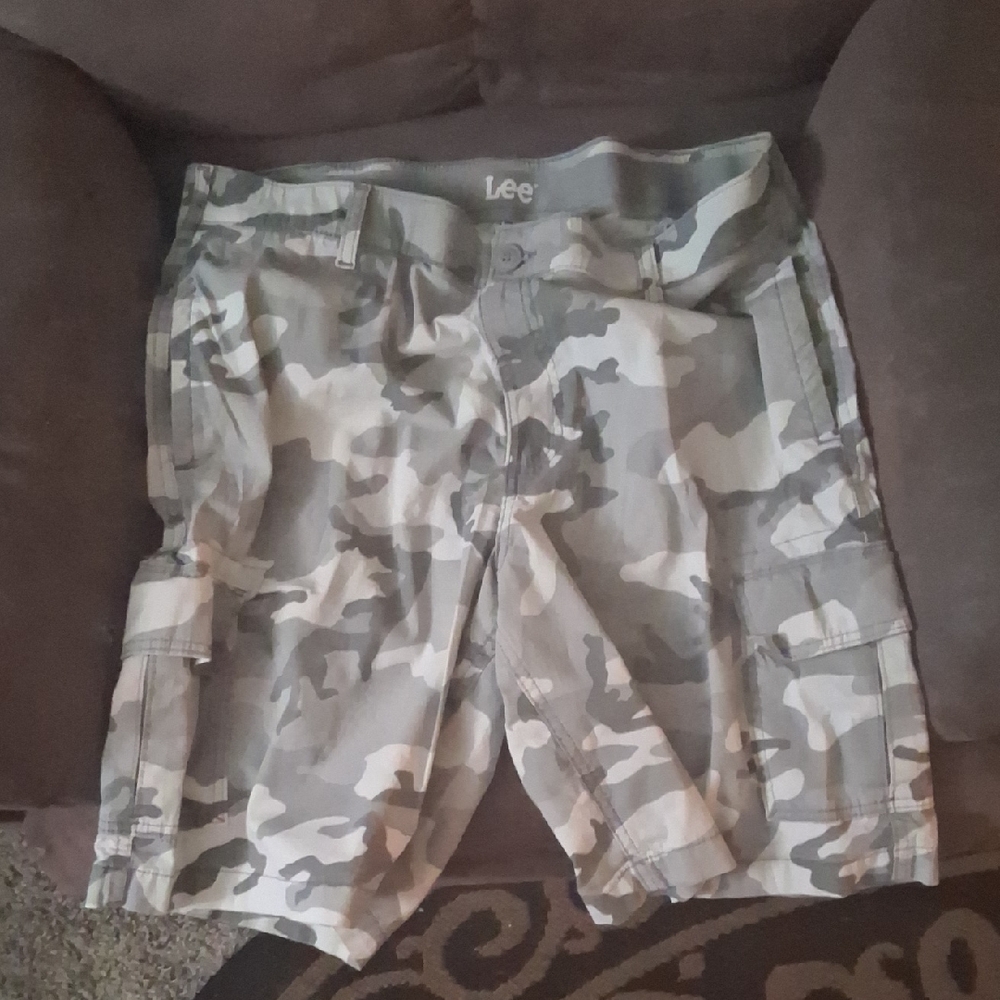 Lee Men's Camouflage Cargo Shorts in Green and Gray